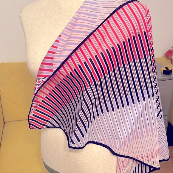 leannardo Accessories - 💥HOST PICK💥 VTG Designer silk geometric scarf